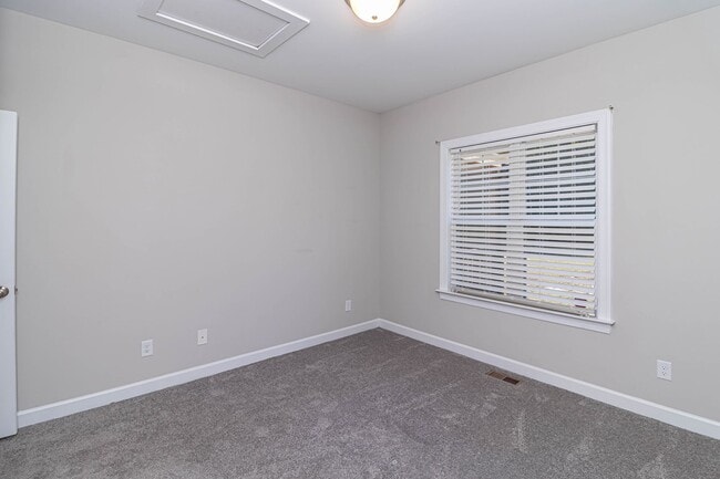 Building Photo - Immaculate 3 BR | 2 BA Ranch Home in Golds...