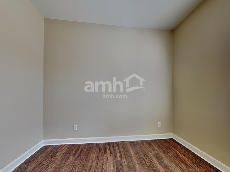 Building Photo - 24 Chapel Lk N