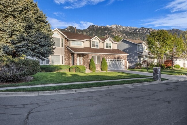 Building Photo - 5BR Sandy Home w/ NEW Flooring, Huge Basement & Large Backyard