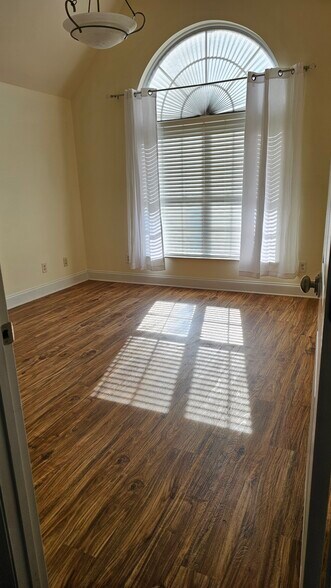 Building Photo - 646 Hidden Oaks Dr