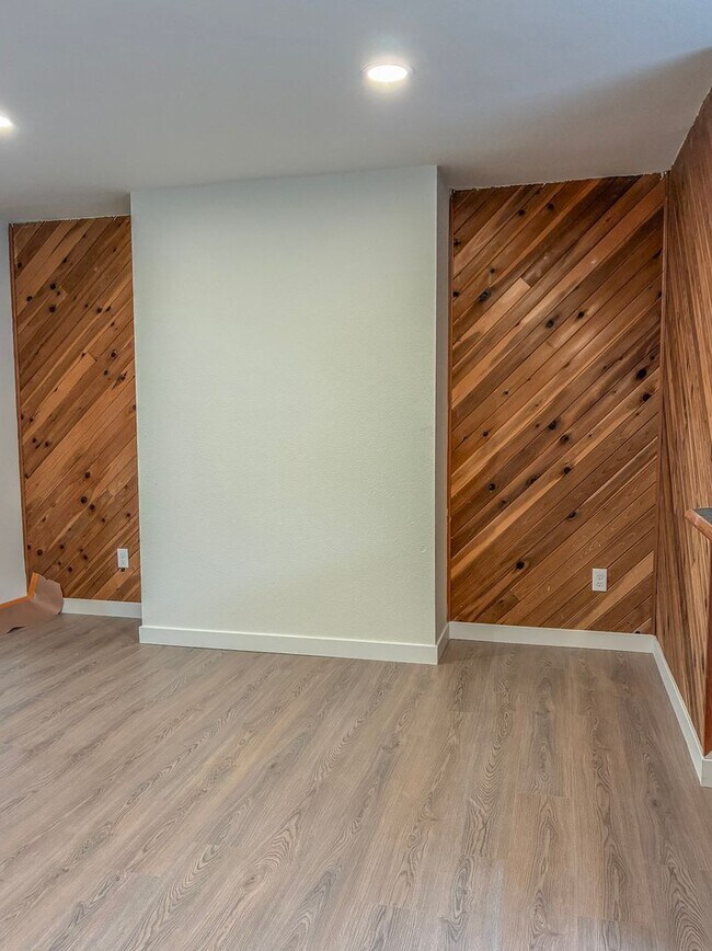 Building Photo - 3 Bedroom 2 Bath in Scappoose- Do Not Miss...