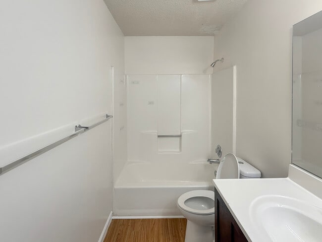 Building Photo - House 3 Bedroom 2 Bath