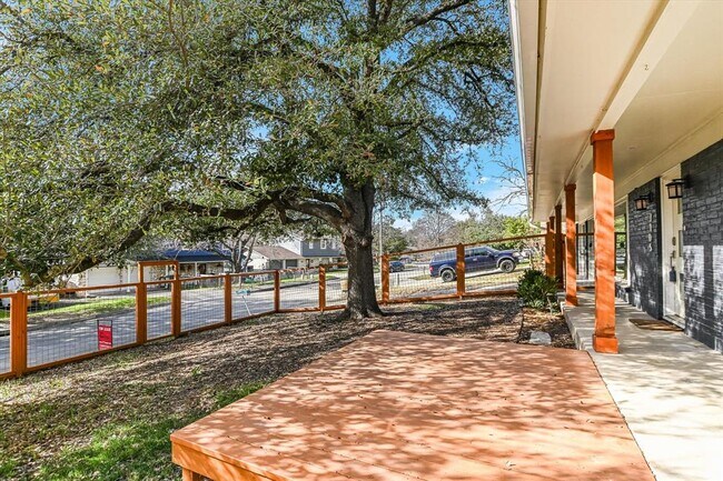 Building Photo - 7105 Meadowood Dr