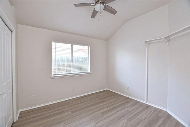 Building Photo - 1705 Laurel Ln