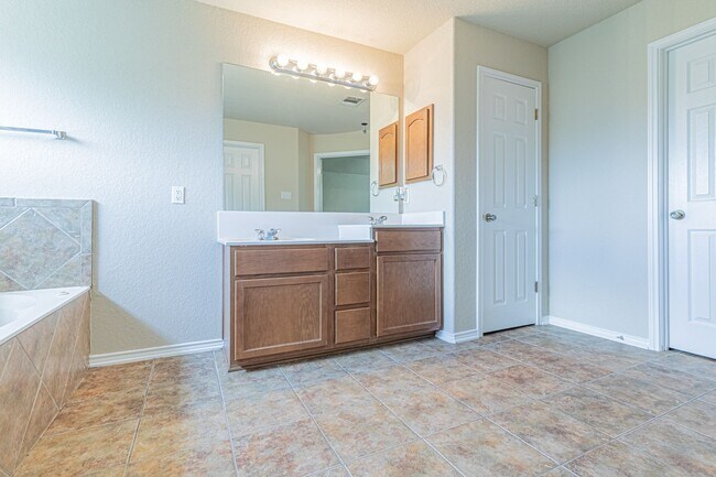 Building Photo - BEAUTIFUL 3 BD/2.5 BA IN SCHERTZ READY FOR...