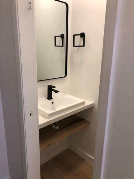 1/2 bath - 2453 Rowntree Way