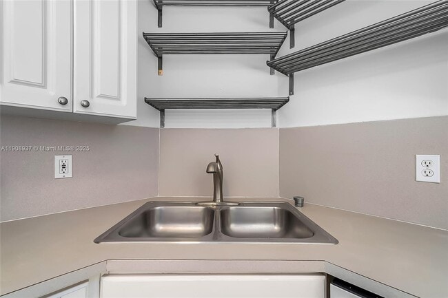 Building Photo - 2642 Collins Ave