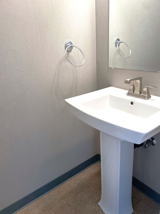 Building Photo - Single family, 3 bedroom, 1.5 bath home ju...