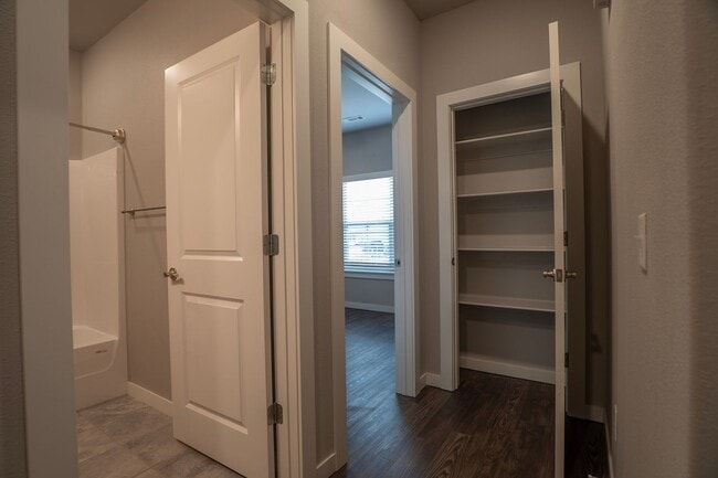 Building Photo - Charming 2 bedroom!