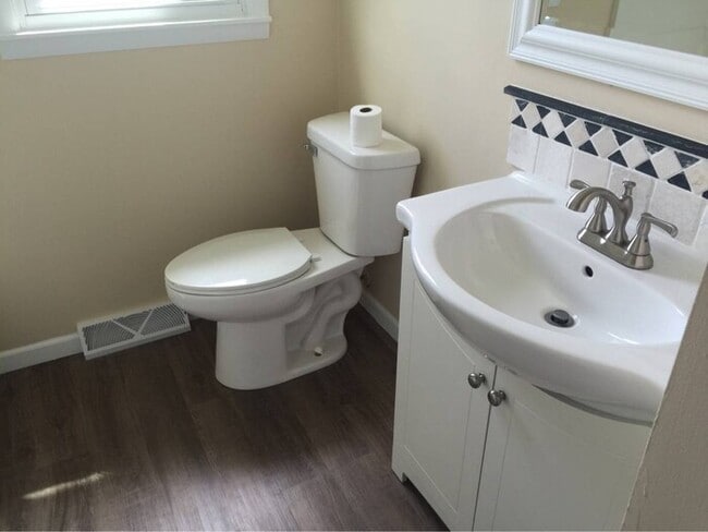 Building Photo - 3 bedroom 1.5 bath townhouse