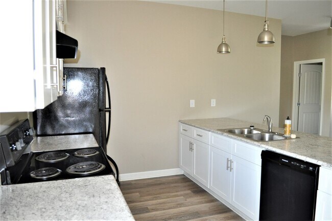 Building Photo - 216 Fern Bank Dr