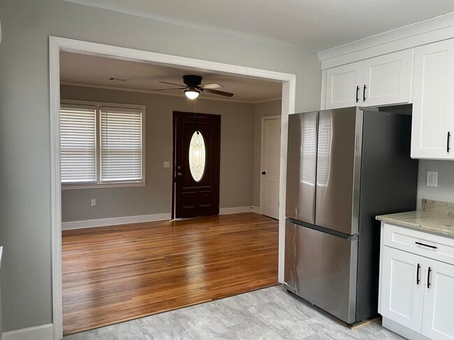 Building Photo - 304 1st St