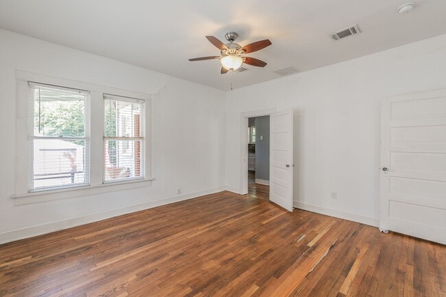 Building Photo - ADORABLE home in Ryan Place