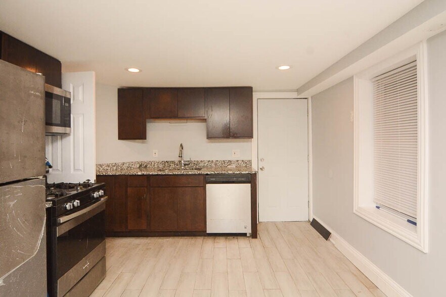 Building Photo - 2968 N Ridgeway Ave