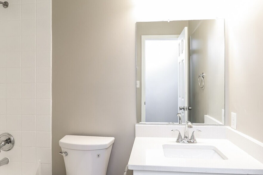 Building Photo - 112 Old Willow Rd