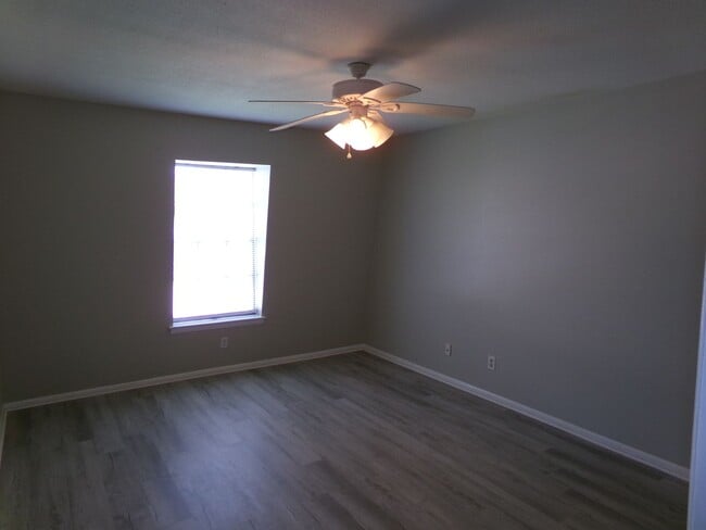 Building Photo - Salem Square Apartments