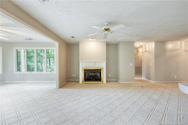 Building Photo - 789 Daphne Ln