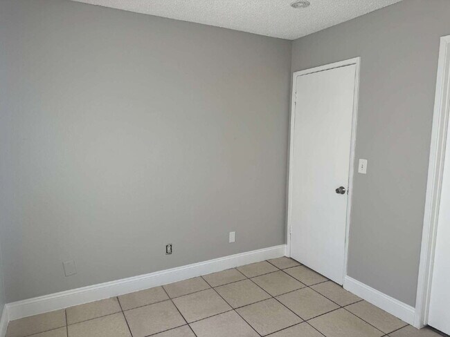 Building Photo - Spacious 2 Bed, 2 Bath Unit – Great Location!