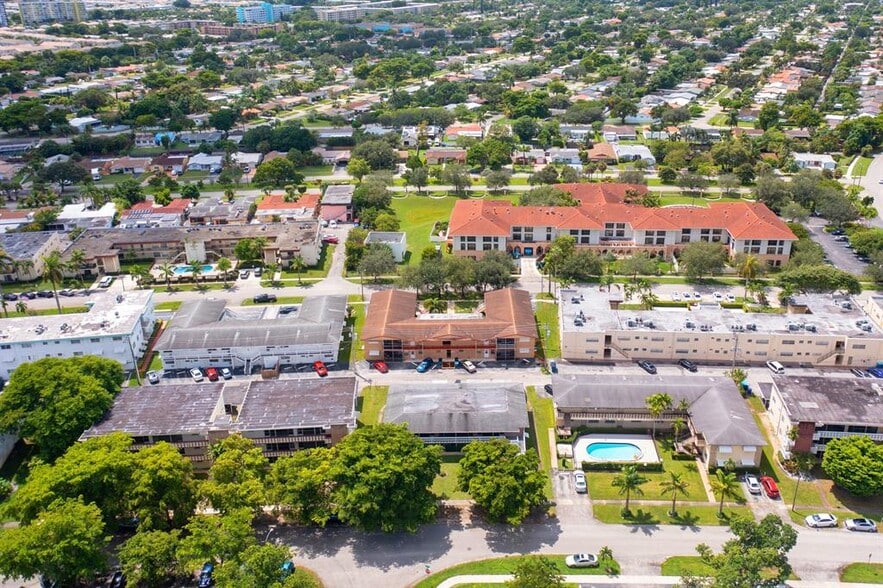 Building Photo - 400 S Luna Ct
