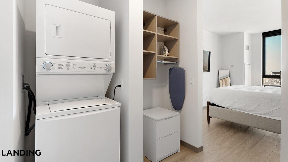 Building Photo - 513 S Damen Ave