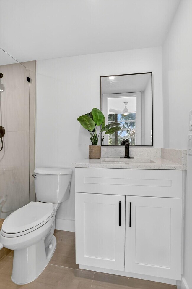 Building Photo - 2651 S Palm Aire Dr