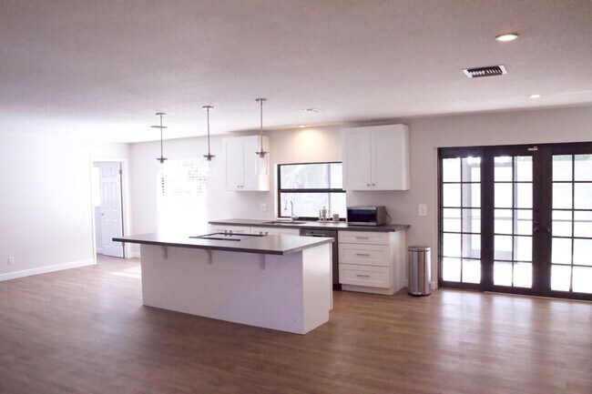 Building Photo - 700 N Perry Ave