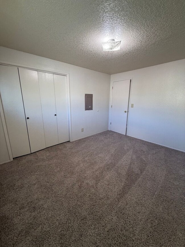 Building Photo - Newly remolded 3b/1b duplex