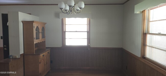 Building Photo - 302 River Rd