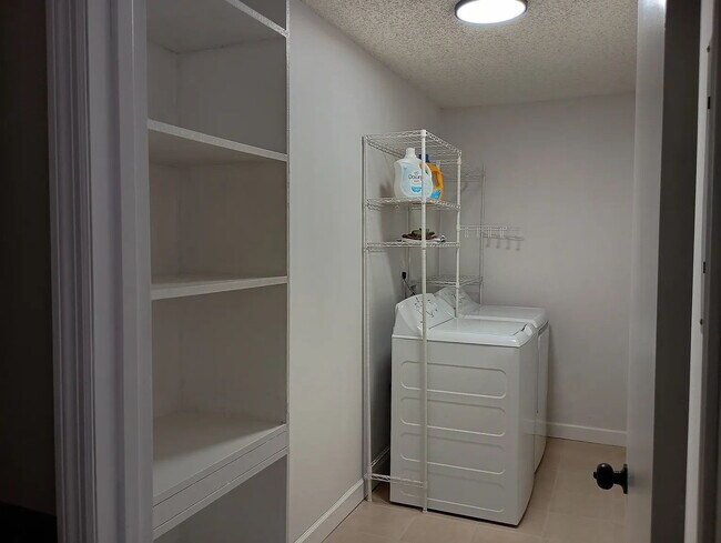 Building Photo - "Charming and Newly Updated 2-Bed Duplex Retreat in Hendersonville – 900 Sq Ft of Cozy Living!"