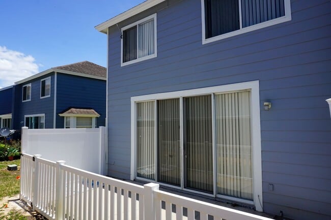 Building Photo - TownHome in Island Club West