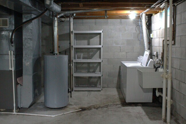 Building Photo - 376-376 Thomas Dr