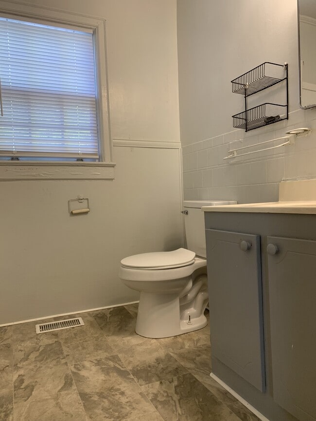 Building Photo - 1105 N Charlotte Ave