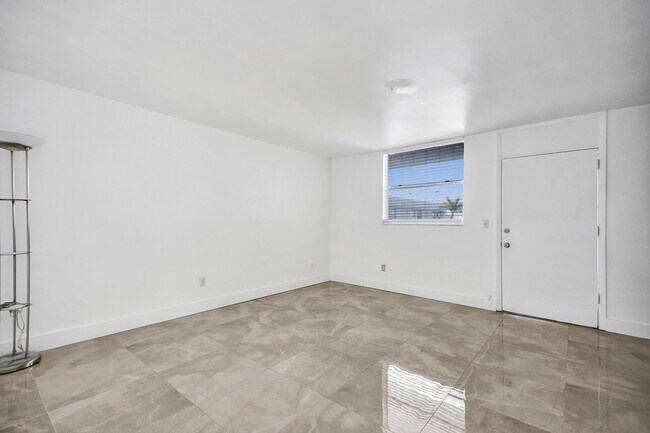 Building Photo - 1801 S Treasure Dr