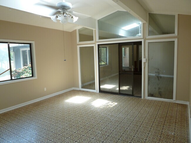 Building Photo - 3 Bed / 2.5 Bath with 2300 Square Feet!! A...