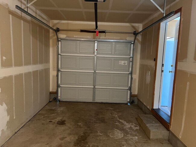 Building Photo - Newly updated 3-bedroom, 2-bathroom duplex with a garage!  $500 OFF YOUR FIRST MONTH'S RENT!