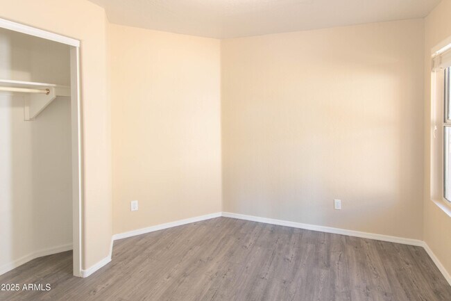 Building Photo - 213 W Caroline Ln