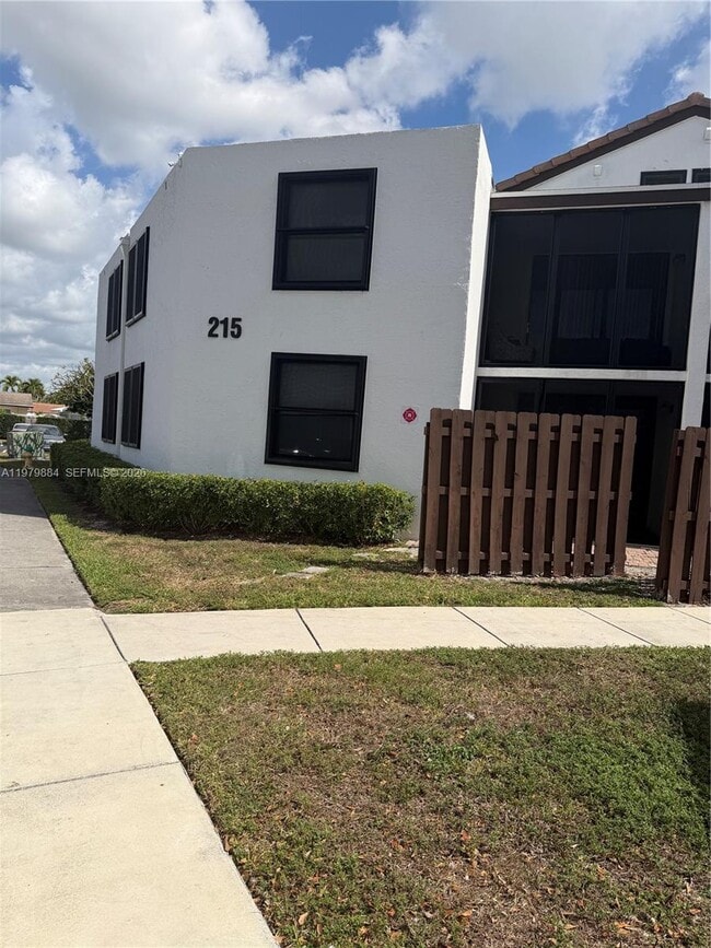 Building Photo - 215 Lake Pointe Dr