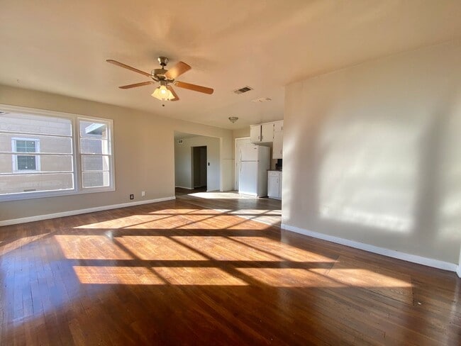 Building Photo - Newly remodeled 3/2 home now available