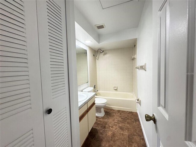 Building Photo - 497 Club Dr
