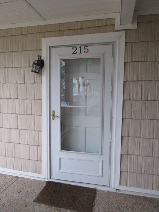 Building Photo - Updated condo in Bayview Terrace!