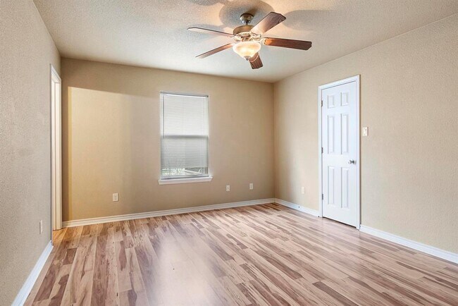 Building Photo - 1005 Leah Dr