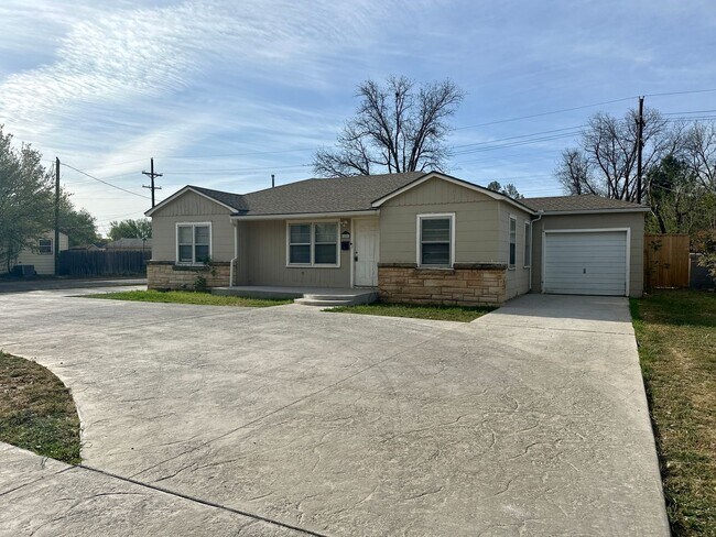 Building Photo - Spacious 3/2 on a Corner Lot!