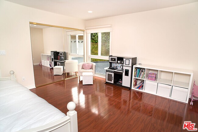 Building Photo - 3835 Sapphire Dr