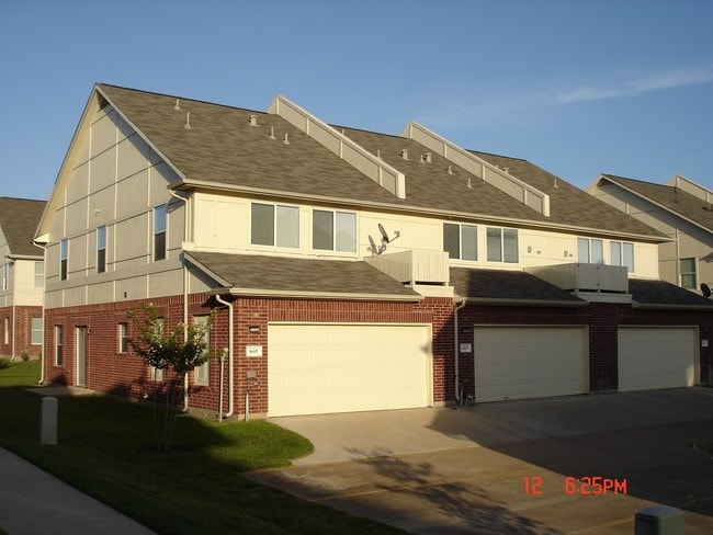 Building Photo - Murphy Road Town Homes