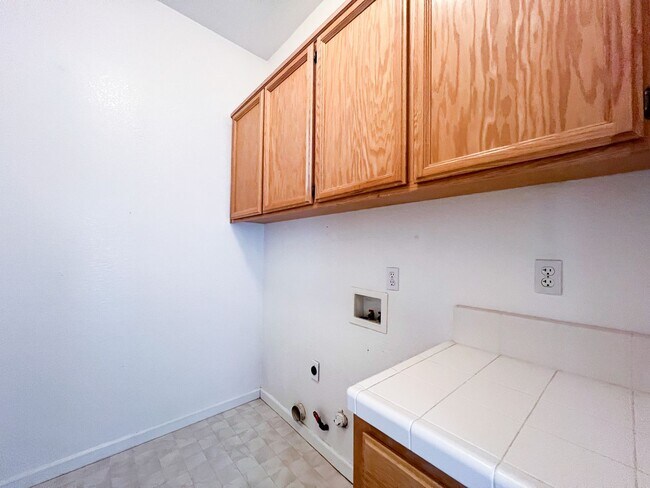 Building Photo - Spacious Single Story 3 Bd, 2 Ba Home in S...