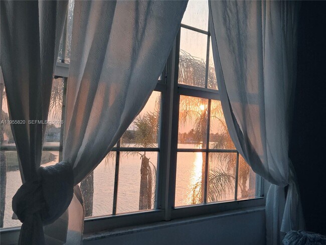 Building Photo - 1303 Presidio Dr