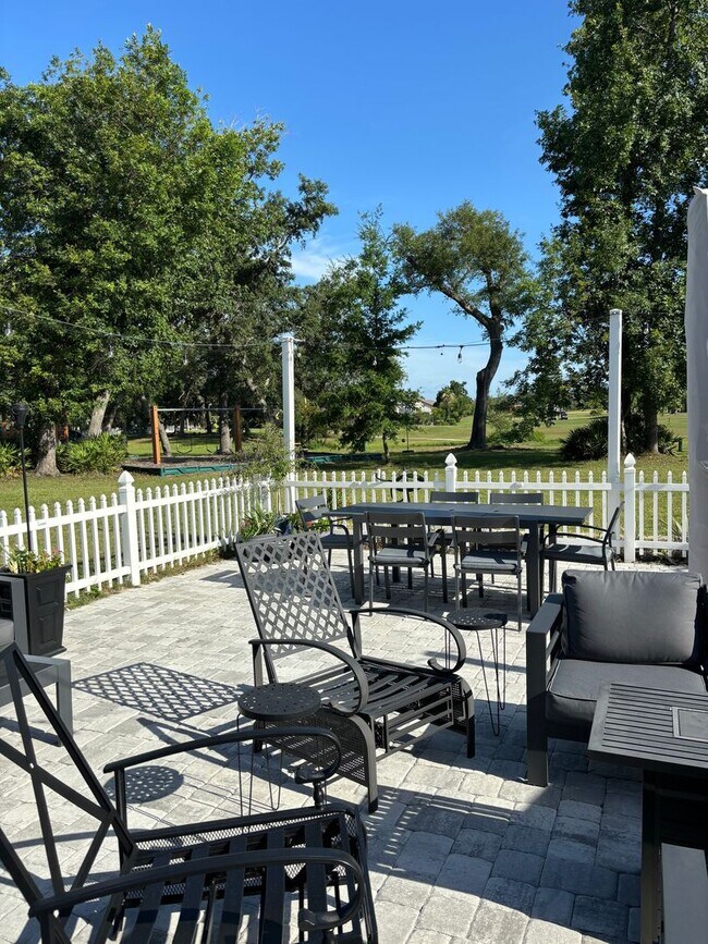 Building Photo - 2115 Country Club Dr