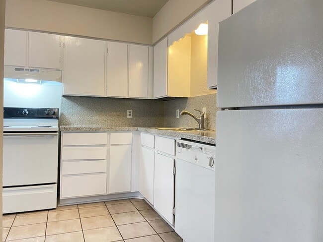 Building Photo - 2 Bedroom 1.5 Bath 2 Story Duplex!