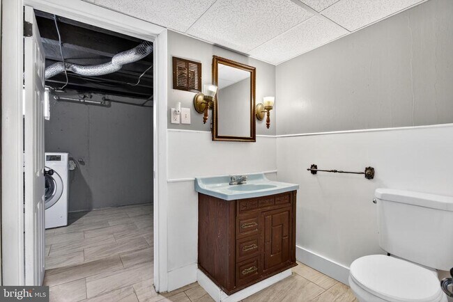 Building Photo - 125 W 21st St