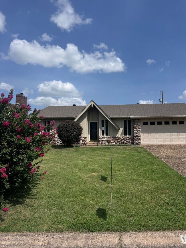 Building Photo - 1115 Briar Creek Rd